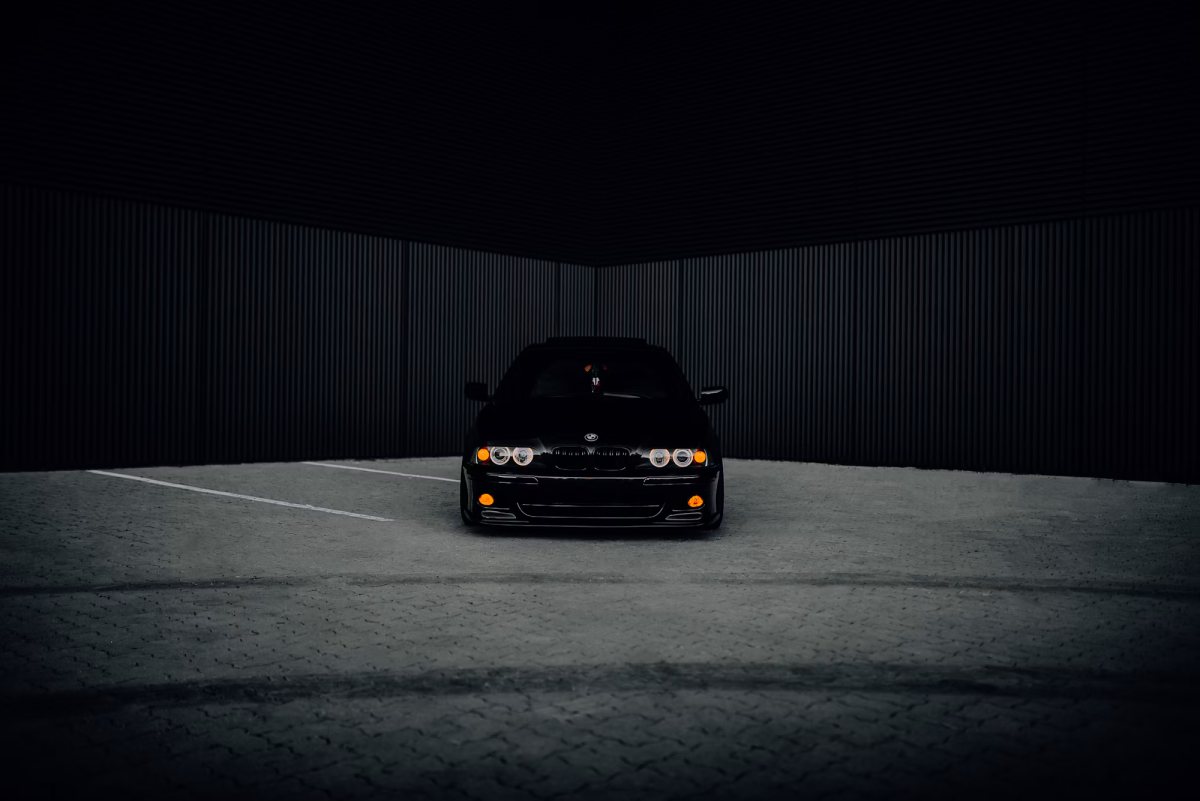 Automóvel preto em estúdio escuro