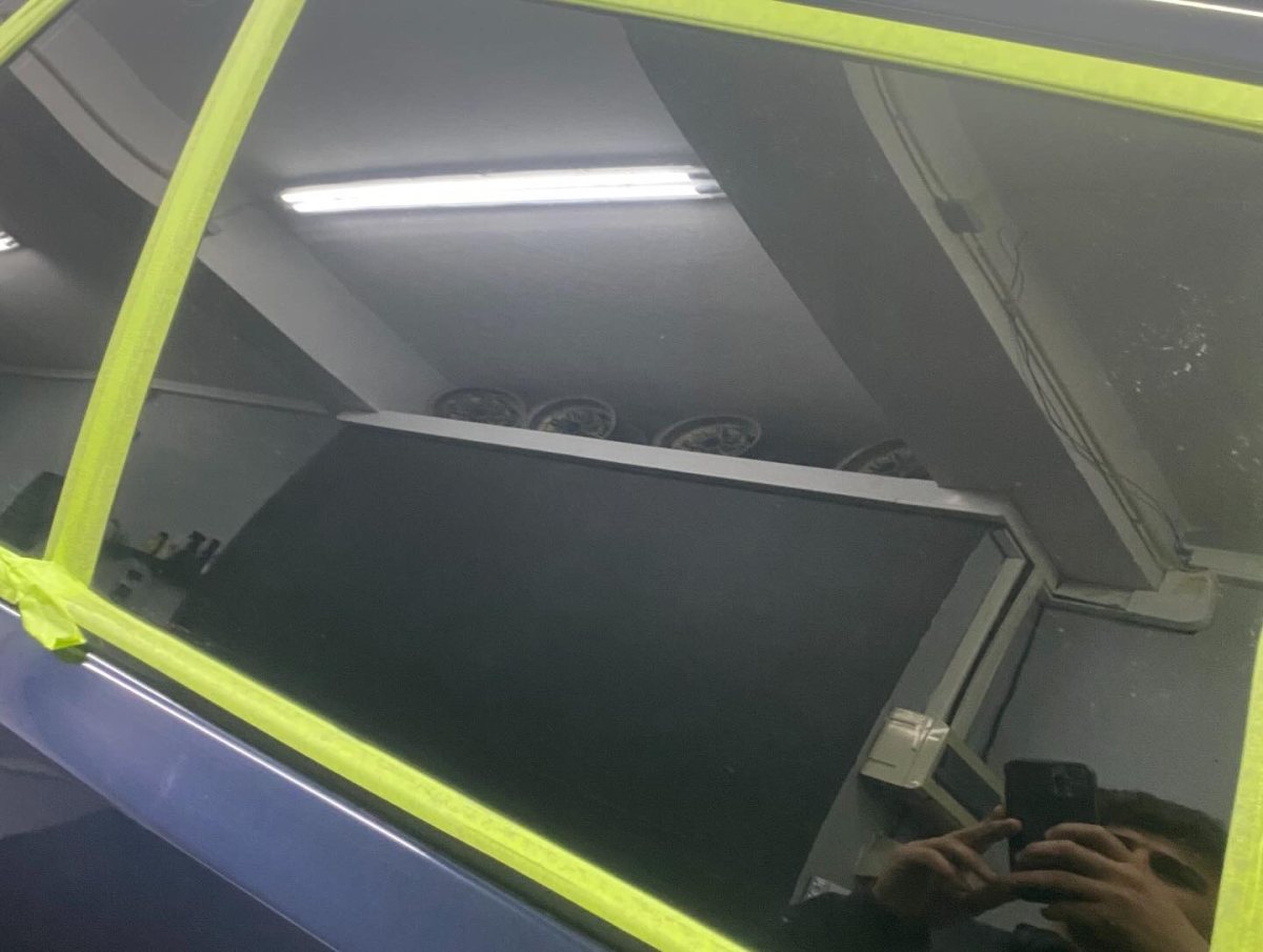 Técnico a trabalhar num automóvel