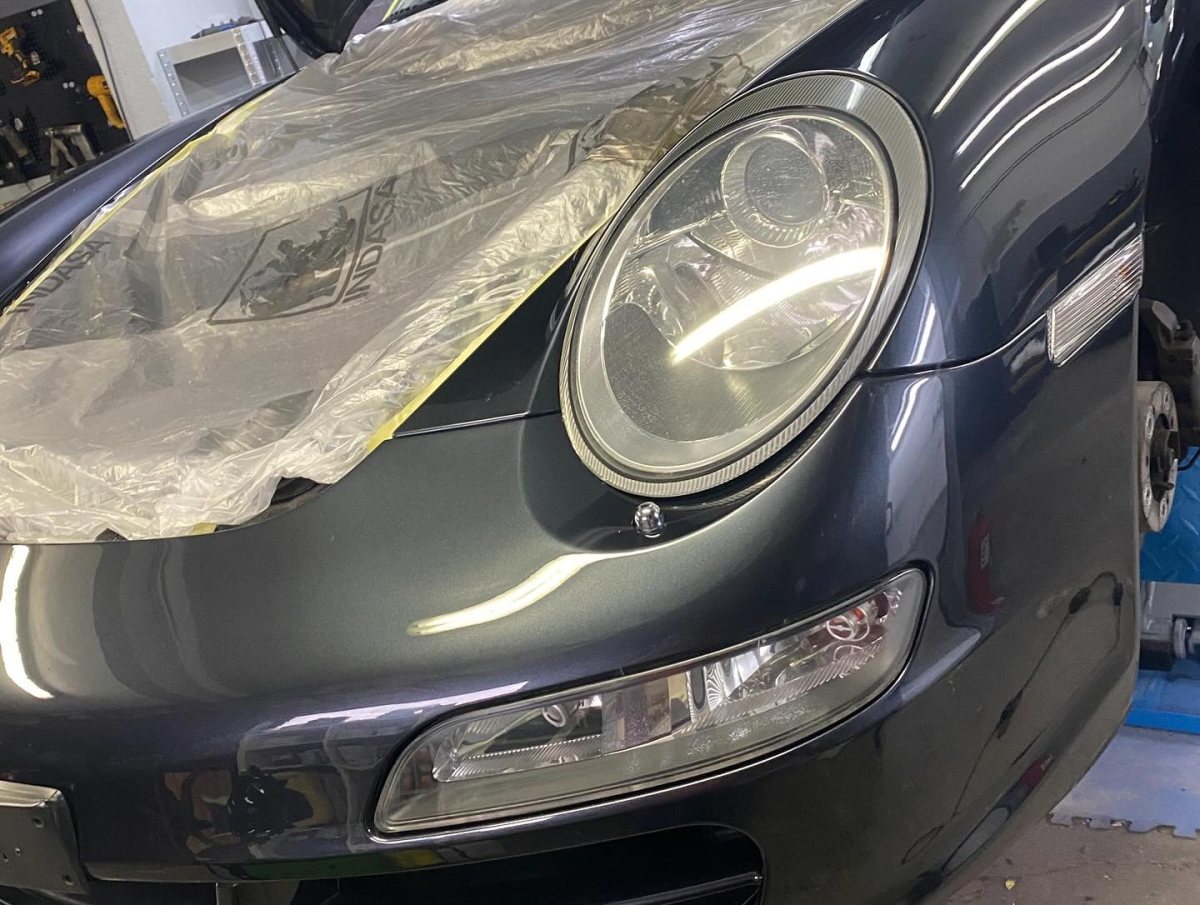 Detalhe da frente de um automóvel clássico