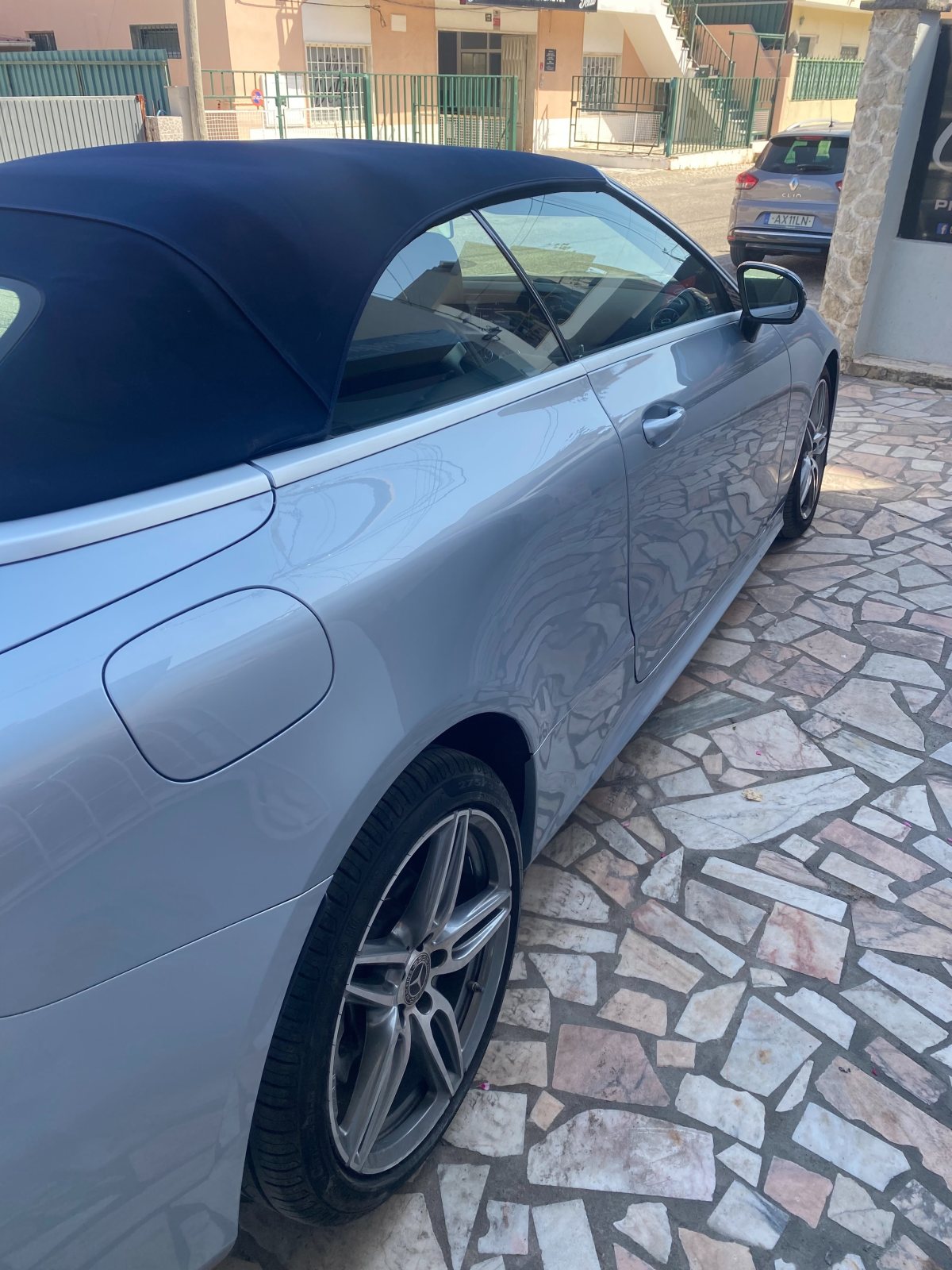 Mercedes cabrio prateado